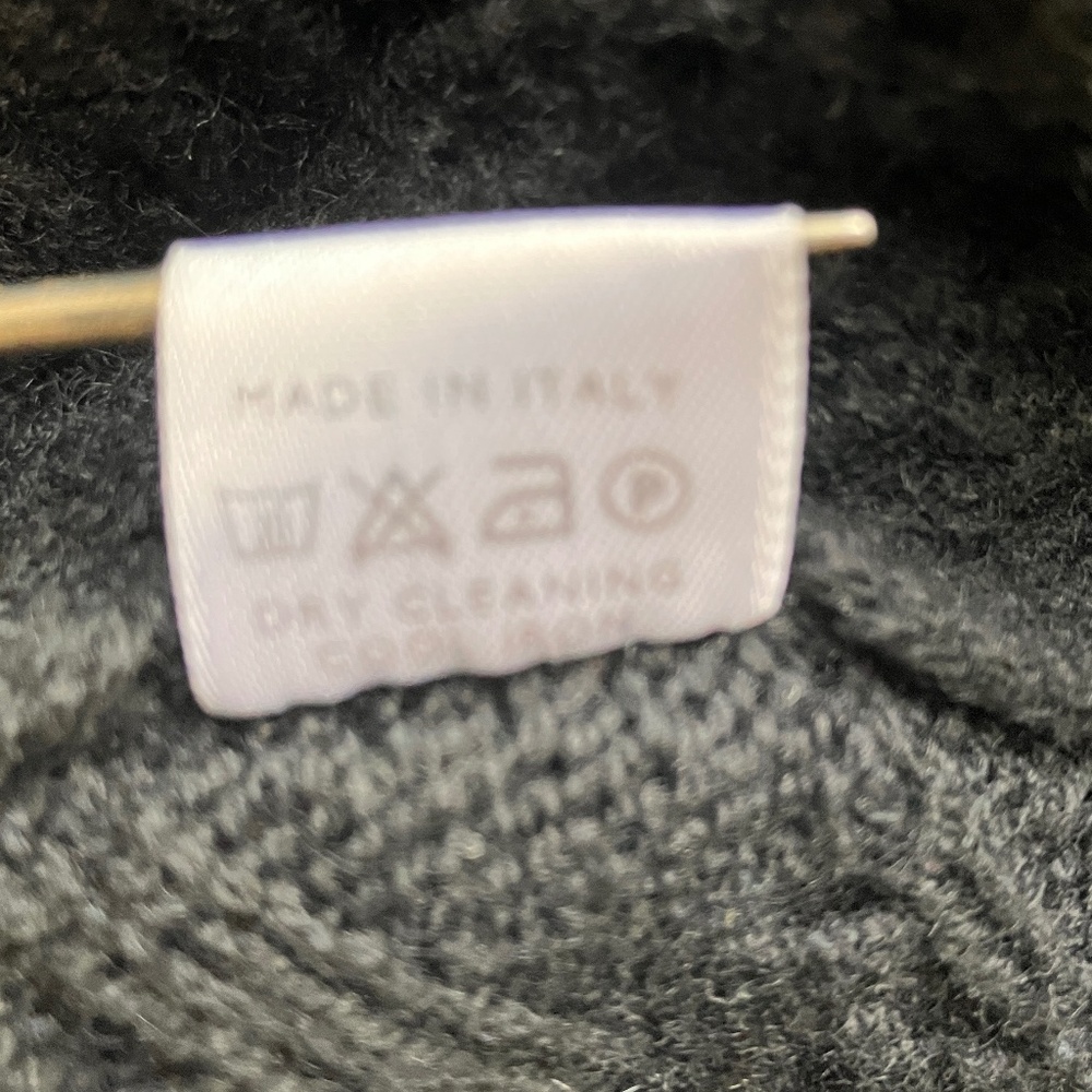 LORO PIANA 100% CASHMERE CABLE KNIT V-NECK - Picture 4 of 11